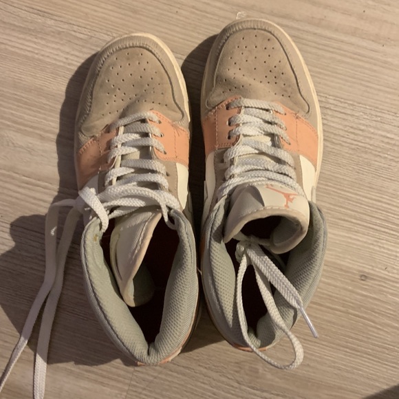 Jordan 1 Mids - Picture 4 of 4